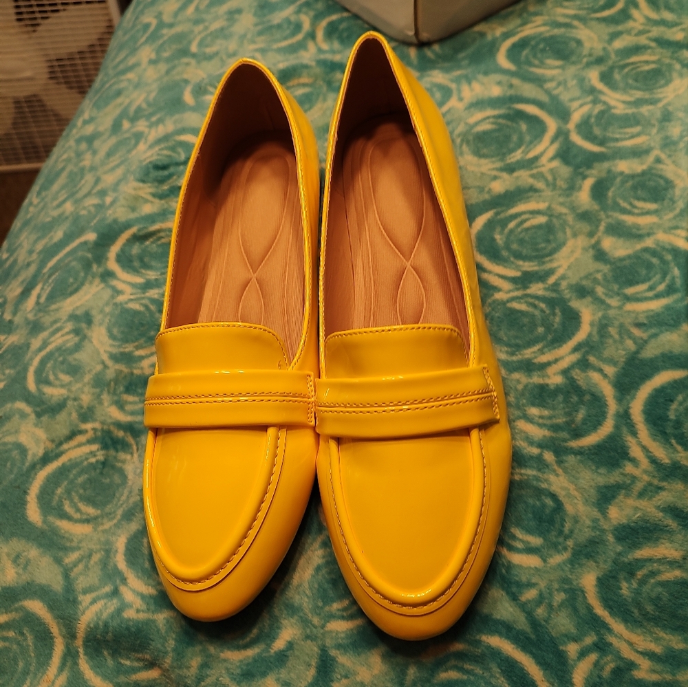 WOMANS YELLOW PATENT SHOES